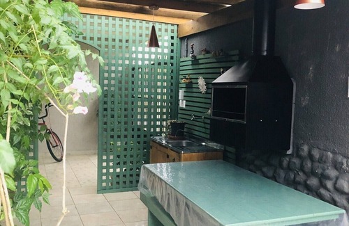 Jardim Imperador House | Bright and Inviting Home with a Kitchen for Your Stay