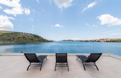 Podglavica Villa | Oceanfront House Galesic: Family-Friendly Retreat with Pool