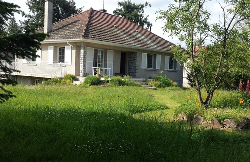 Nervieux House | Relaxing Retreat with Private Pond and Tennis Court