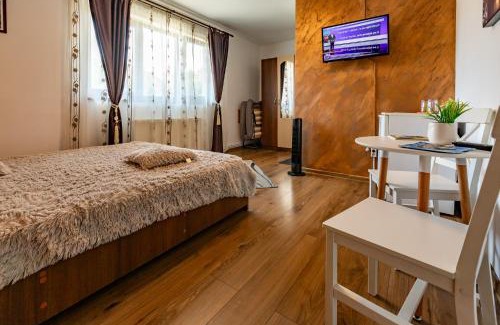 Turda House | Tranquil House Garden: Kid-Friendly Retreat with Hot Tub
