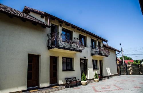 Turda House | Tranquil House Garden: Kid-Friendly Retreat with Hot Tub