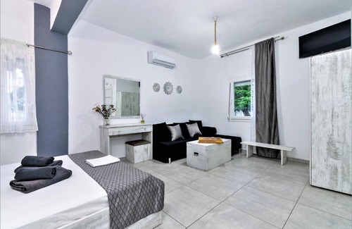 Sithonia Apartment | Cozy House Haratsi with Oceanfront Views & Child-Friendly Amenities