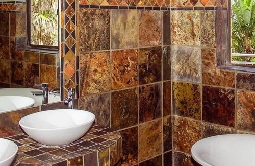 Bluewater Bay House | Cozy House Haven Guesthouse: Family-Friendly with Breakfast