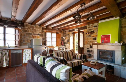 Villanueva de la Pena House | Idyllic Retreat for 6 with Private Garden by the River