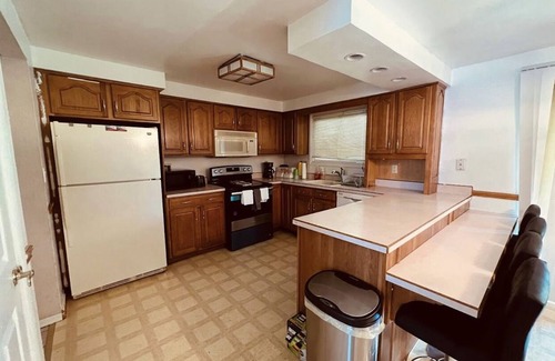 McKnight House | Peaceful Retreat in a Safe Neighborhood Near Stores