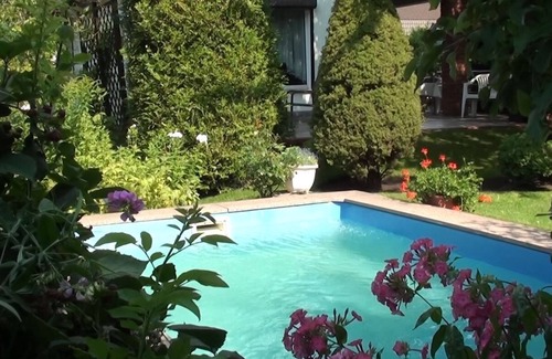 Marzahn House | Relaxing Oasis in Berlin: Pool, Garden & Prime Amenities