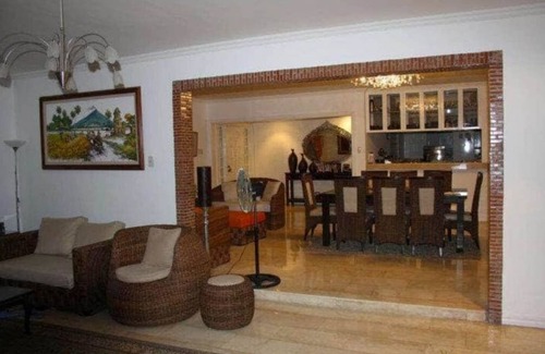 Las Pinas House | Inviting House in BF Homes Int. with Pool & Jacuzzi Access