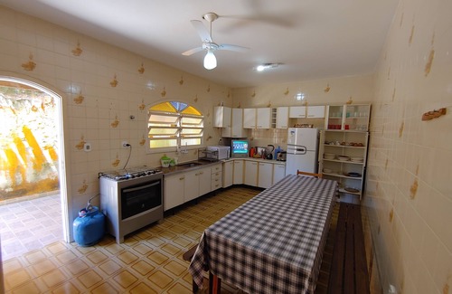 Jardim Britania House | Relaxing House in Caraguá with Pool and BBQ Area