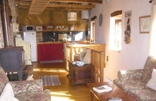 Noceda Cottage | Tranquil Retreat in Noceda del Bierzo for Couples & Friends