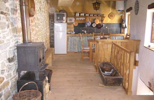 Noceda Cottage | Tranquil Retreat in Noceda del Bierzo for Couples & Friends