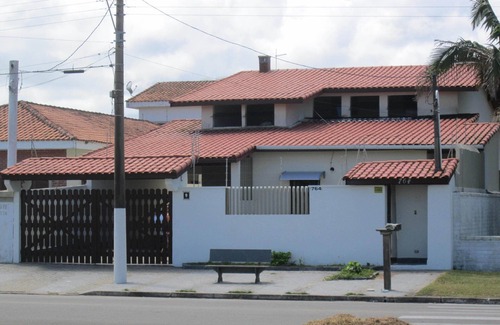 Cibratel II House | Oceanfront House at Itanhaém Beach with Pool & Spa