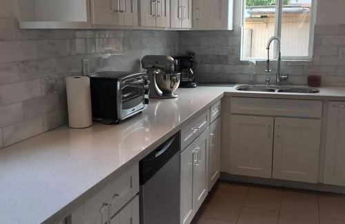 Melrose House | Central Hollywood Retreat: Pet & Child Friendly Getaway!