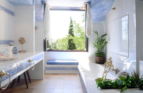 Las Rozas de Madrid Ski Chalet | Beautiful Home in Las Rozas with Private Pool and Tennis