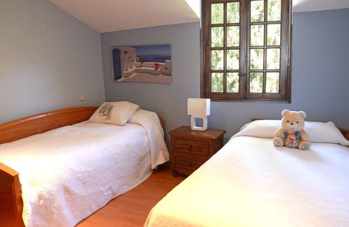 Las Rozas de Madrid Ski Chalet | Beautiful Home in Las Rozas with Private Pool and Tennis