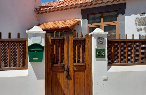 San Bartolome de Tirajana Cottage | Tranquil House in Paradise with Spa & Family Amenities