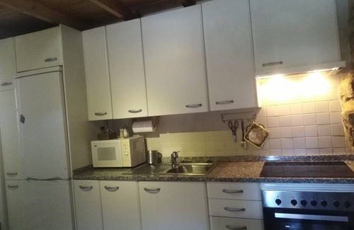 Peguerinos Cottage | Inviting House in Peguerinos: Hot Tub, Garden & Fireplace