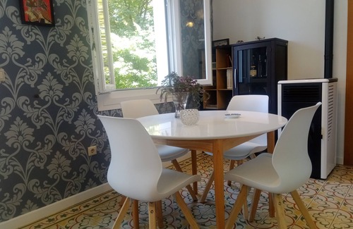 Brion Cottage | Peaceful Retreat with Spa and Child-Friendly Amenities