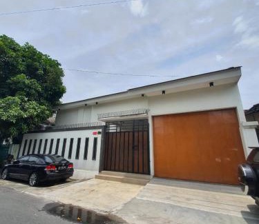Laweyan House | Family-Friendly House in Surakarta for Memorable Stays