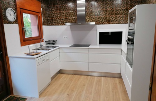 La Baronia de Rialb Cottage | Family-Friendly House with Pool, Games Room & Pet Welcome