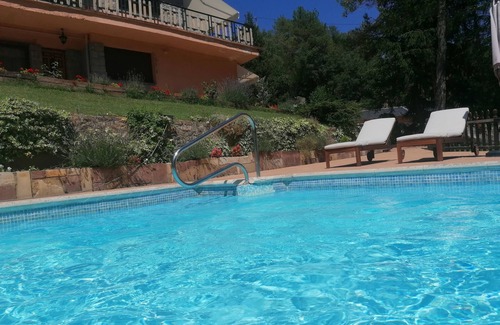 La Baronia de Rialb Cottage | Family-Friendly House with Pool, Games Room & Pet Welcome