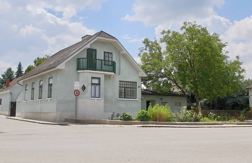 Orth an der Donau House | Indulge in Nature: House near Vienna with Pool & Spa