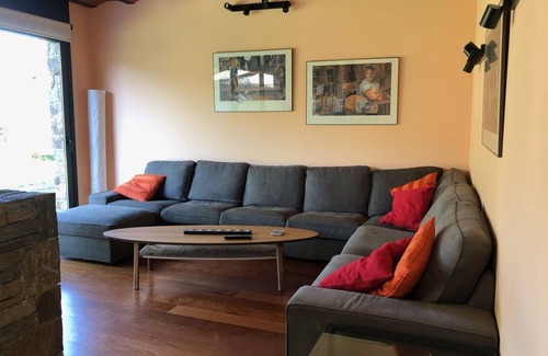 Vilallobent House | Ideal Family Retreat in Town Center for Memorable Getaways