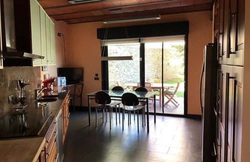 Vilallobent House | Ideal Family Retreat in Town Center for Memorable Getaways