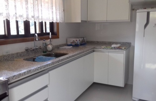Campos do Jordao House | Mountain Retreat: Cozy 3-Bedroom House with Spa Amenities