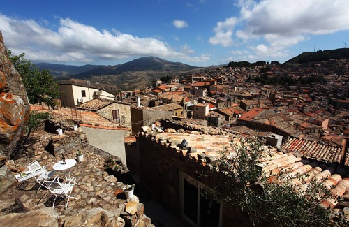 Mistretta House | Mountain Retreat: Perfect Getaway Near the Sea Awaits