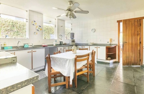 Lorena House | Relaxing Getaway with Pool and Barbecue in Lorena-SP