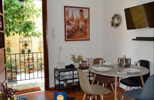 Volos City Centre Apartment | Tranquil House Nestled in a Serene Garden, Rated 10/10