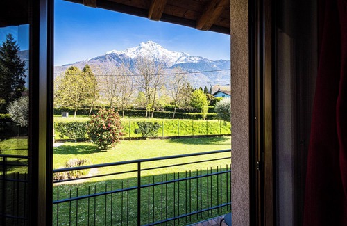 Colico Piano House | Lakefront Retreat: House Laura with Ocean Views & Breakfast