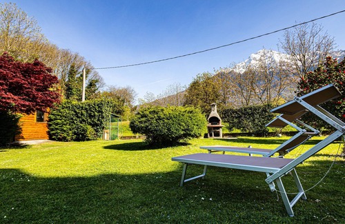 Colico Piano House | Lakefront Retreat: House Laura with Ocean Views & Breakfast