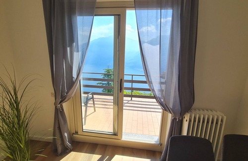 Campi Apartment | House Lili Le Balze Lake view
