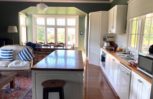 Wee Jasper House | Serene House on 40 Acres with River Views and Kitchen