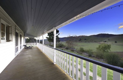 Wee Jasper House | Serene House on 40 Acres with River Views and Kitchen