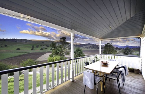 Wee Jasper House | Serene House on 40 Acres with River Views and Kitchen