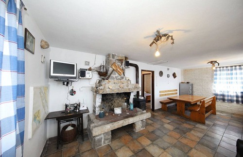 Tkon House | Pet-Friendly House Lovre with Oceanfront Views in Tkon