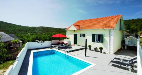 Municipality of Klis House | Relax at House Lucia: 4-Star Stay with Pool & Family Fun