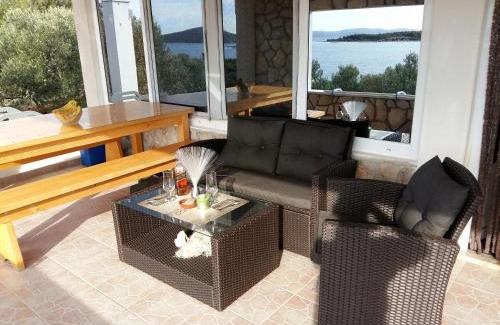 Tkon House | House Marko: Family-Friendly Retreat with Perfect Ratings
