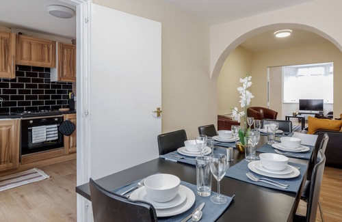 Barking House | Convenient House Near Barking Station with Pool & Spa