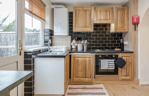 Barking House | Convenient House Near Barking Station with Pool & Spa