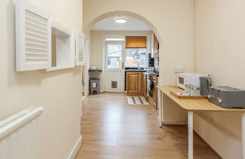 Barking House | Convenient House Near Barking Station with Pool & Spa