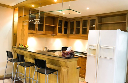 Samsen Nai House | Ideal Getaway Near BTS & Weekend Market with Spa Access