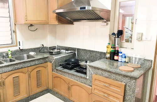 Samsen Nai House | Ideal Getaway Near BTS & Weekend Market with Spa Access