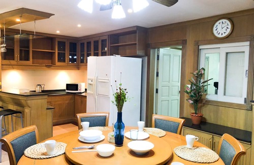 Samsen Nai House | Ideal Getaway Near BTS & Weekend Market with Spa Access