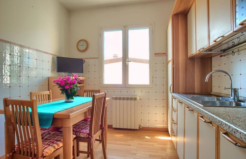 Imperia House | Exceptional Downtown House with Garden, Pool & Wi-Fi