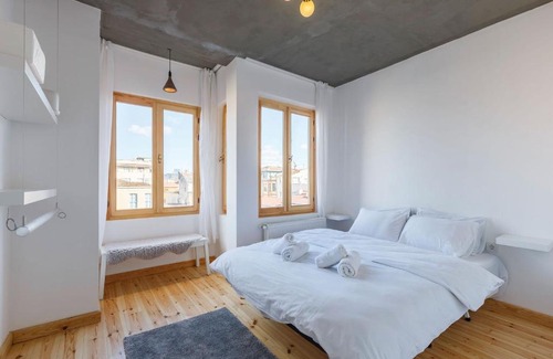 Bayrampasa Apartment | Scenic House by Golden Horn with Breathtaking Views