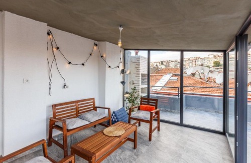 Bayrampasa Apartment | Scenic House by Golden Horn with Breathtaking Views