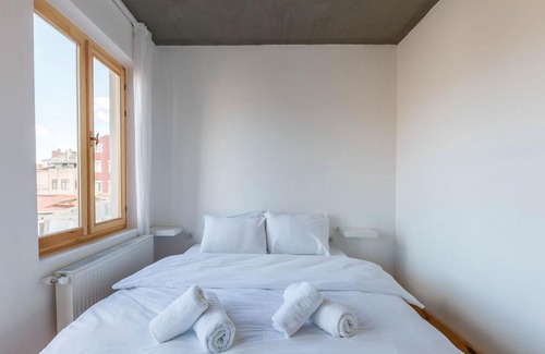 Bayrampasa Apartment | Scenic House by Golden Horn with Breathtaking Views